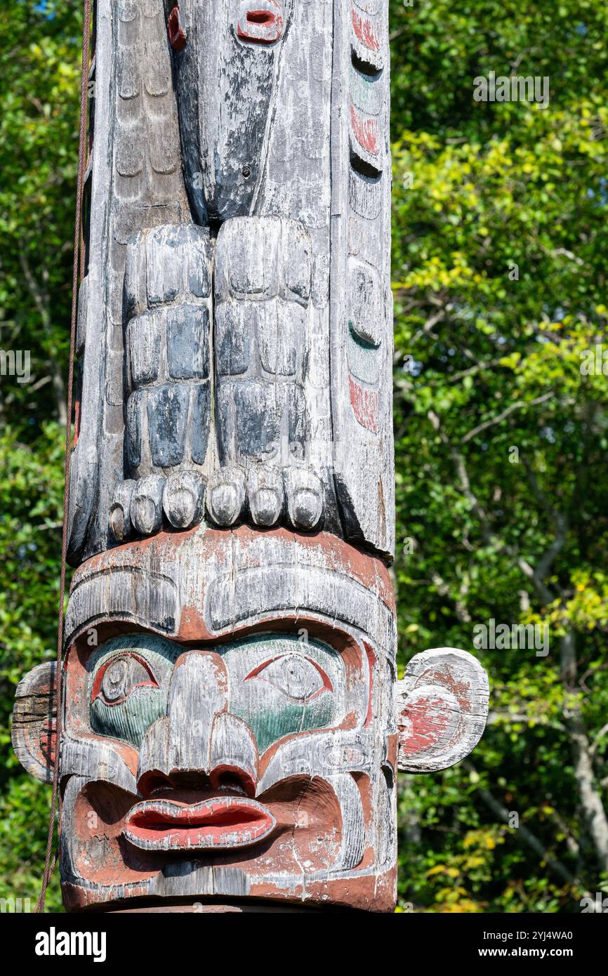 Canada, C.-B., au large de la côte nord de l'île de Vancouver. Cormorant Island, Alert Bay. Détail du plus haut totem du monde s'élève à 52,7 mètres. Banque D'Images