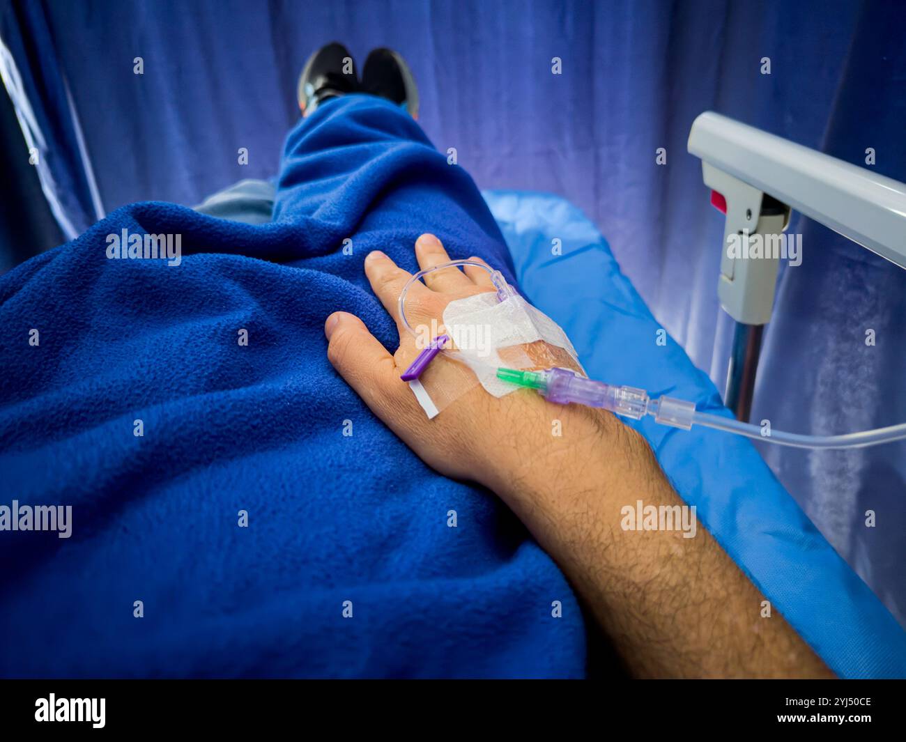 Vue rapprochée d'un bébé prématuré dans l'incubateur et tenu par une mère aimante Banque D'Images