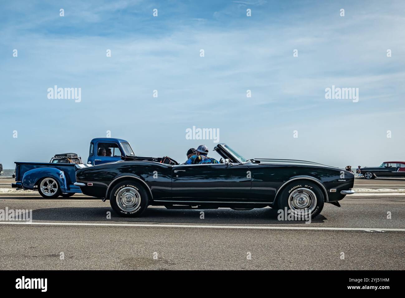 Gulfport, Mississippi - le 4 octobre 2023 : vue latérale grand angle d'une Camaro SS cabriolet 1968 de Chevrolet lors d'un salon automobile local. Banque D'Images