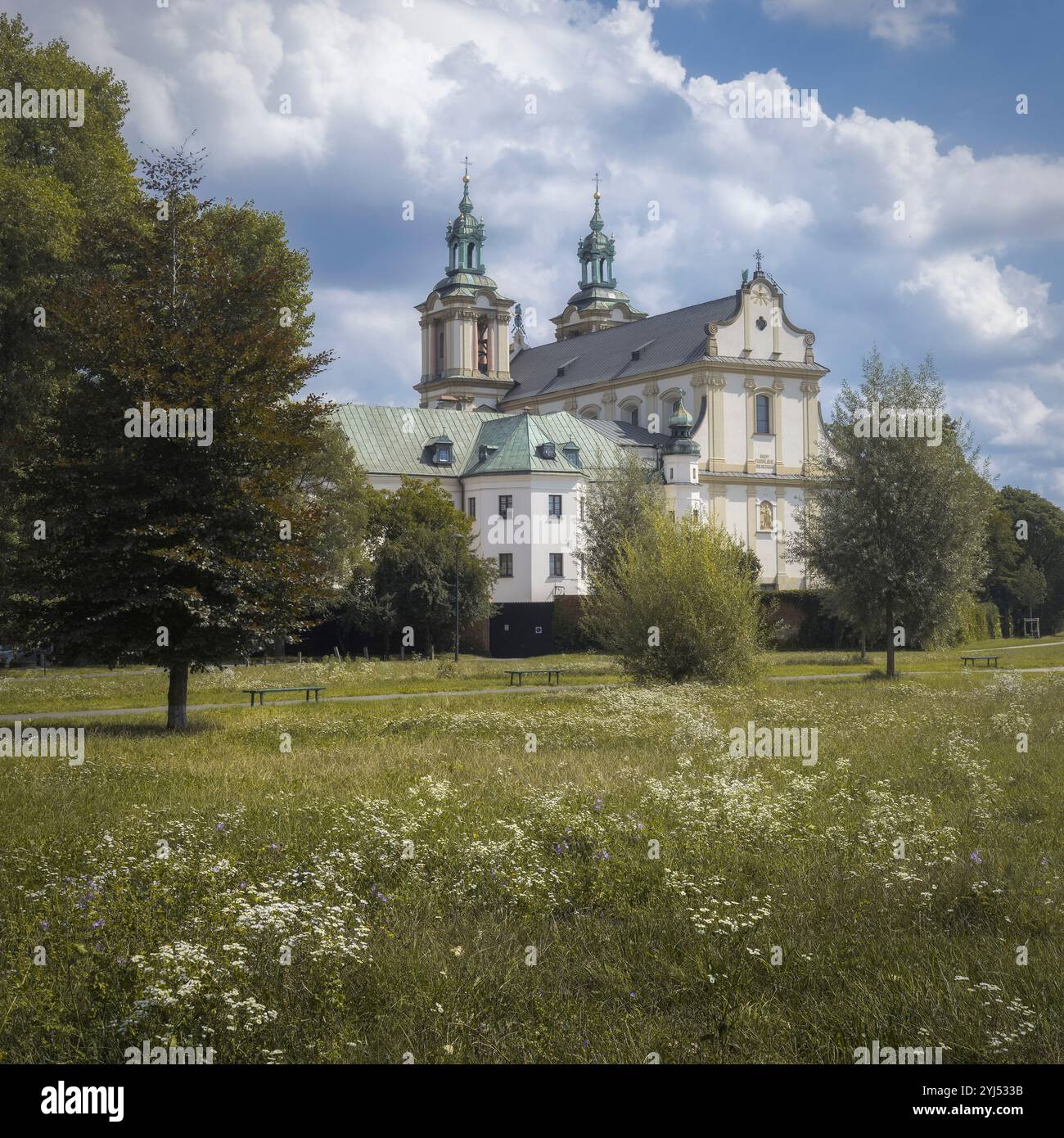 L'église baroque Saint Michel-Ange et Stanislas est magnifiquement située dans la verdure de Cracovie, en Pologne Banque D'Images