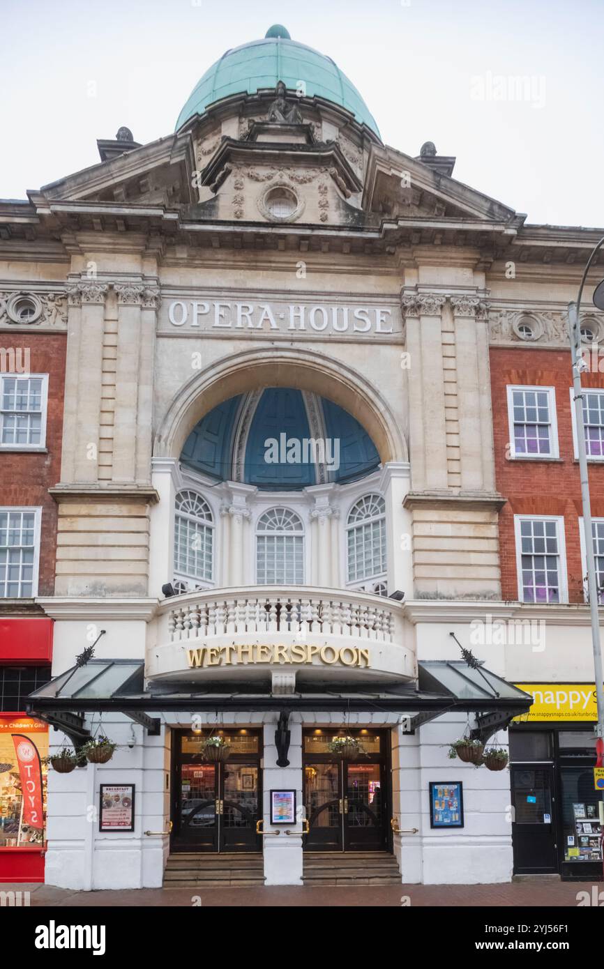 Angleterre, Kent, Tunbridge Wells, l'Opéra historique maintenant un pub et restaurant Wetherspoon Banque D'Images