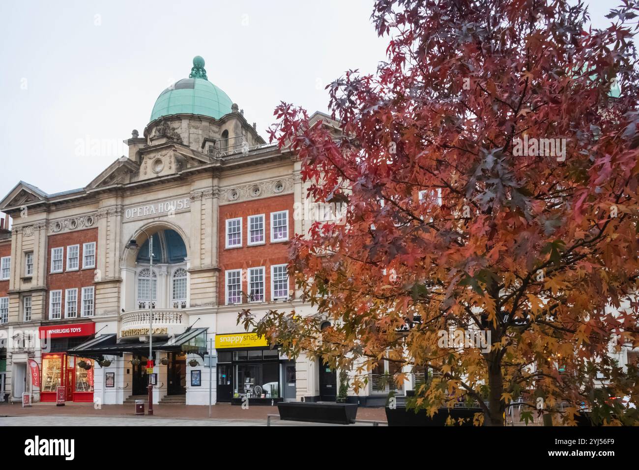 Angleterre, Kent, Tunbridge Wells, l'Opéra historique maintenant un pub Wetherspoon et un restaurant avec des feuilles d'automne Banque D'Images