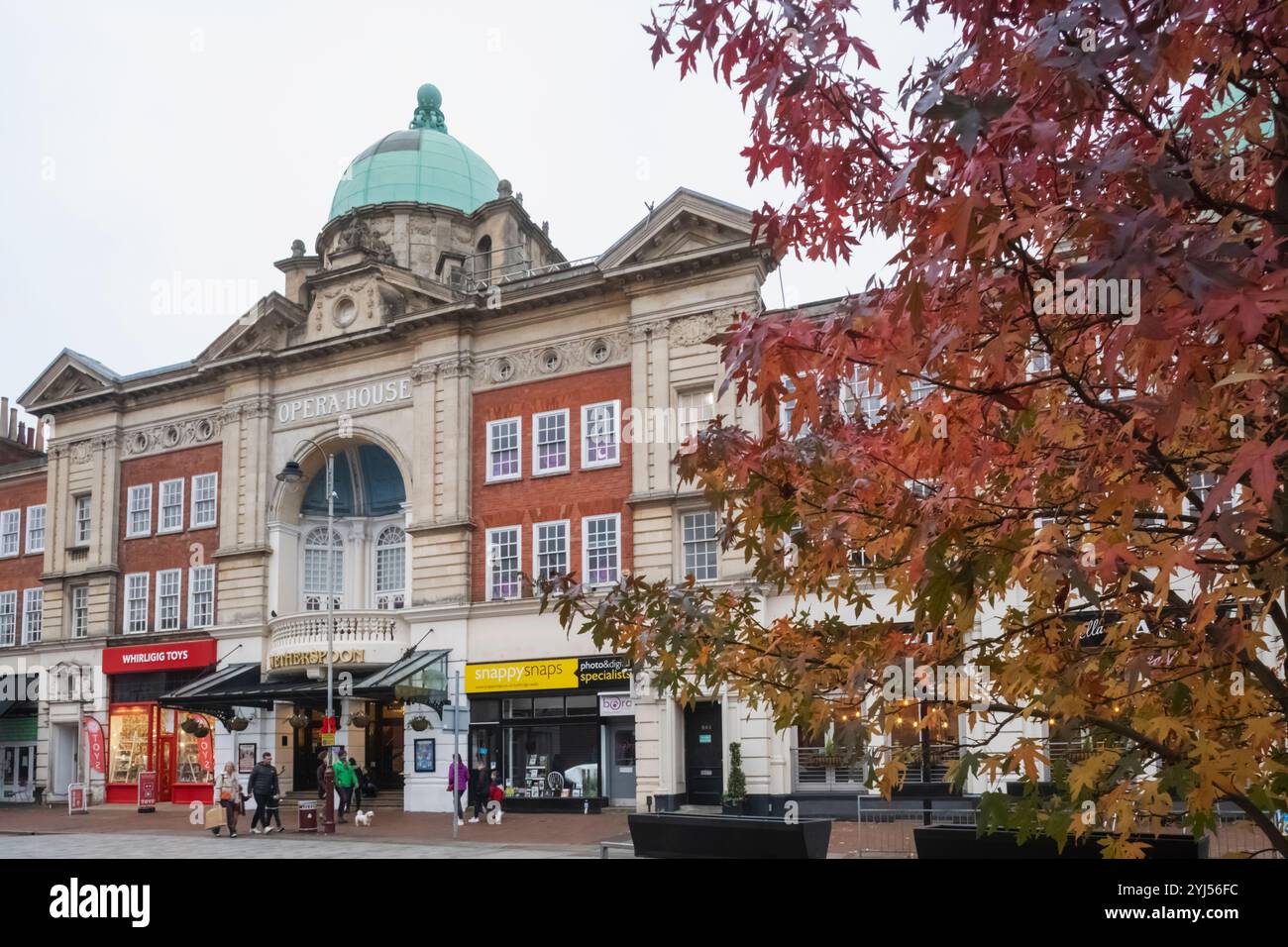 Angleterre, Kent, Tunbridge Wells, l'Opéra historique maintenant un pub Wetherspoon et un restaurant avec des feuilles d'automne Banque D'Images