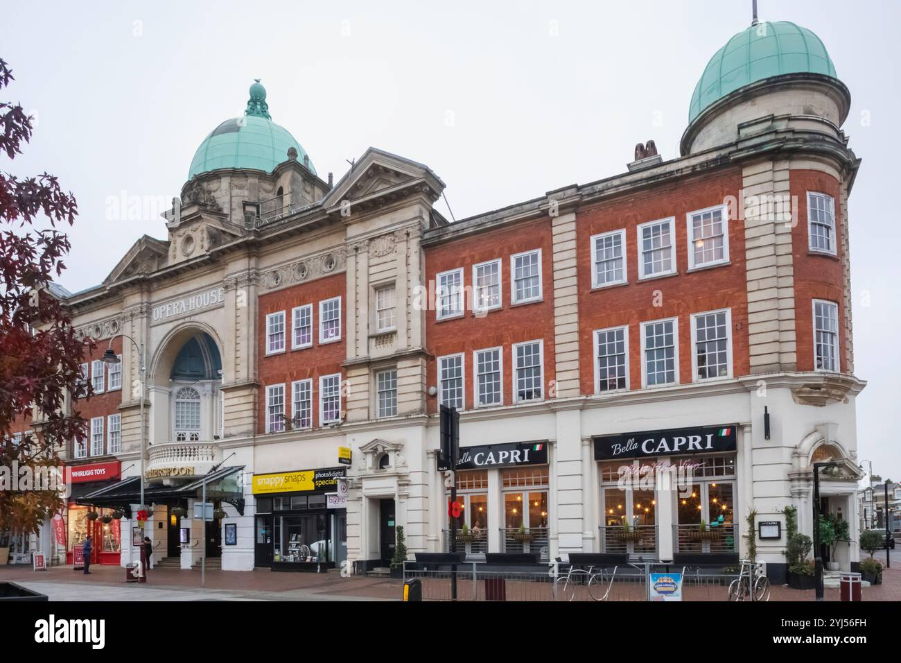 Angleterre, Kent, Tunbridge Wells, l'Opéra historique maintenant un pub Wetherspoon et un restaurant avec des feuilles d'automne Banque D'Images