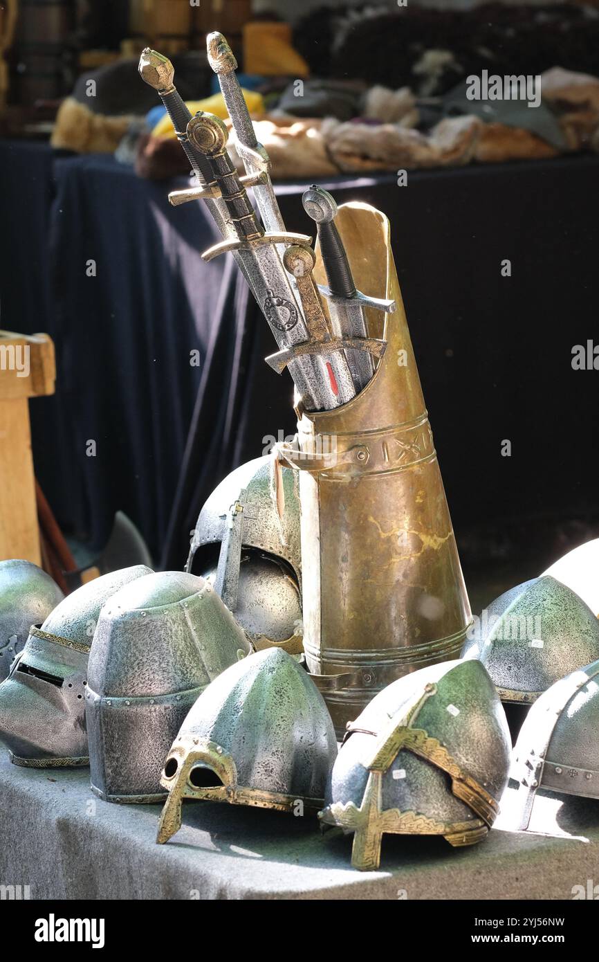 Armes jouets et casques sur une foire Banque D'Images