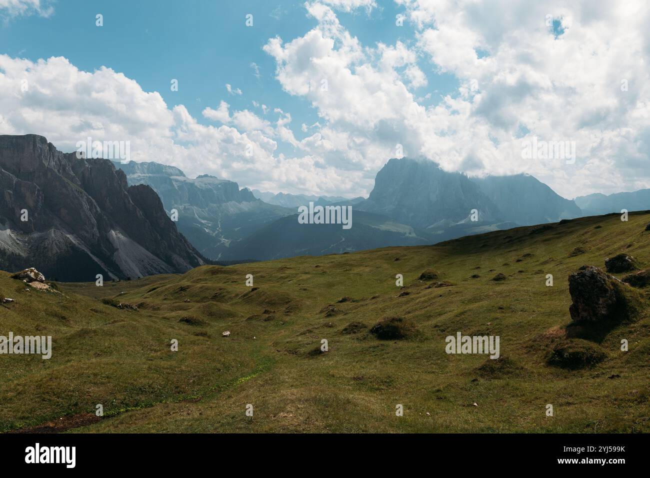 Découvrez la vue imprenable sur la majestueuse chaîne de montagnes des Dolomites, une véritable merveille naturelle sur Terre Banque D'Images