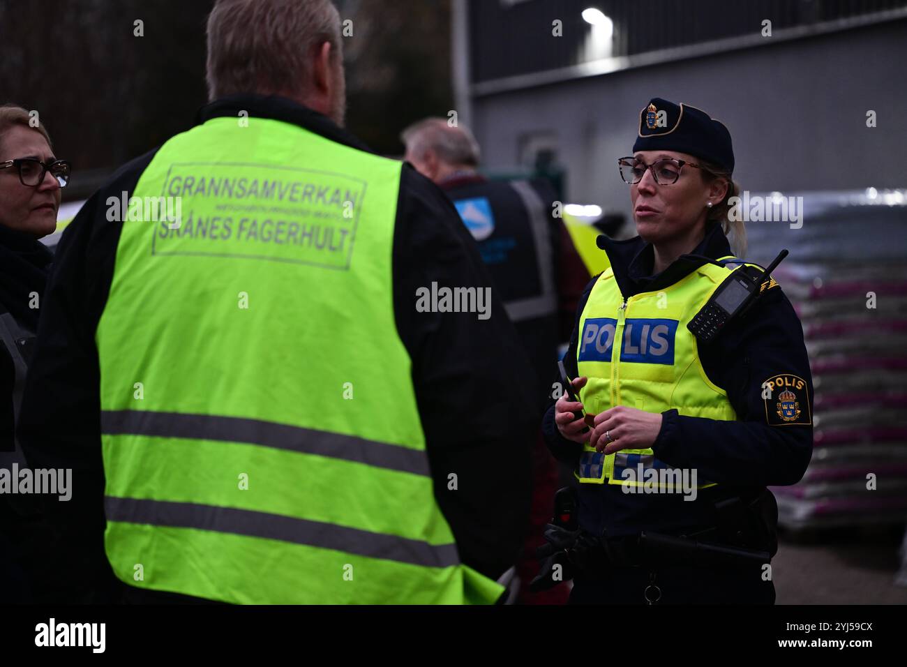 Skånes-Fagerhult, Skåne, Suède. 13 novembre 2024. Police communautaire. Événement de sensibilisation pour sonder les citoyens et obtenir des commentaires. Banque D'Images