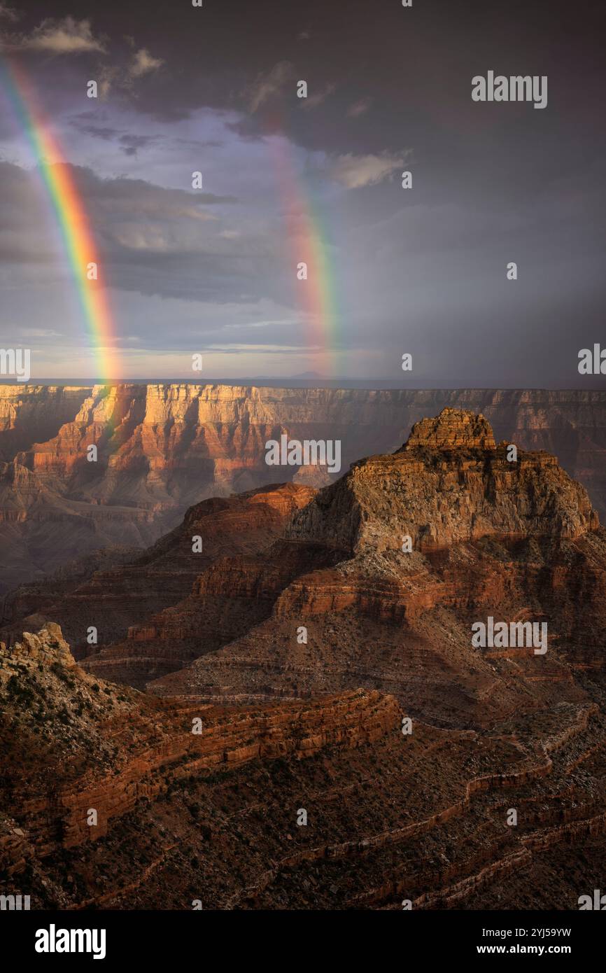 Les averses de mousson estivales et les pauses de soleil créent ce double arc-en-ciel au-dessus du temple Vishnu depuis le plateau nord du cap Royal dans le Grand Canyon de l'Arizona Banque D'Images