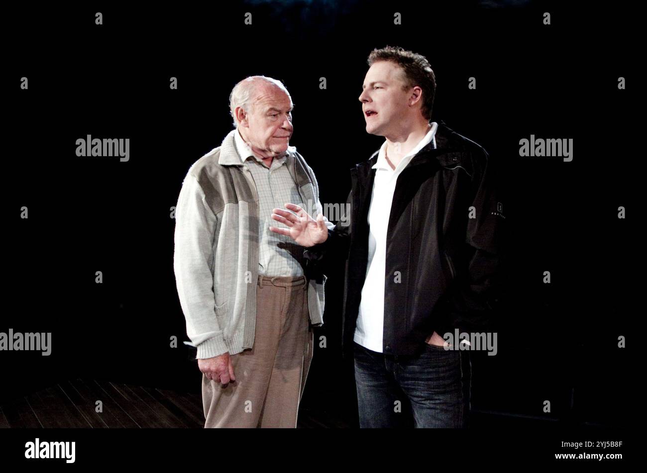 de gauche à droite : Timothy West (Salter), Samuel West (Bernard) dans Un NUMÉRO DE Caryl Churchill à la chocolaterie Menier, Londres SE1 04/10/2010 design : Paul Wills éclairage : Oliver Fenwick réalisateur : Jonathan Munby Banque D'Images