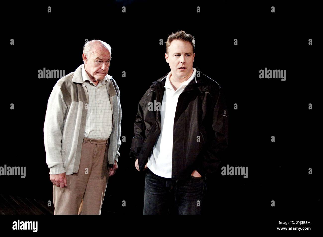 de gauche à droite : Timothy West (Salter), Samuel West (Bernard) dans Un NUMÉRO DE Caryl Churchill à la chocolaterie Menier, Londres SE1 04/10/2010 design : Paul Wills éclairage : Oliver Fenwick réalisateur : Jonathan Munby Banque D'Images