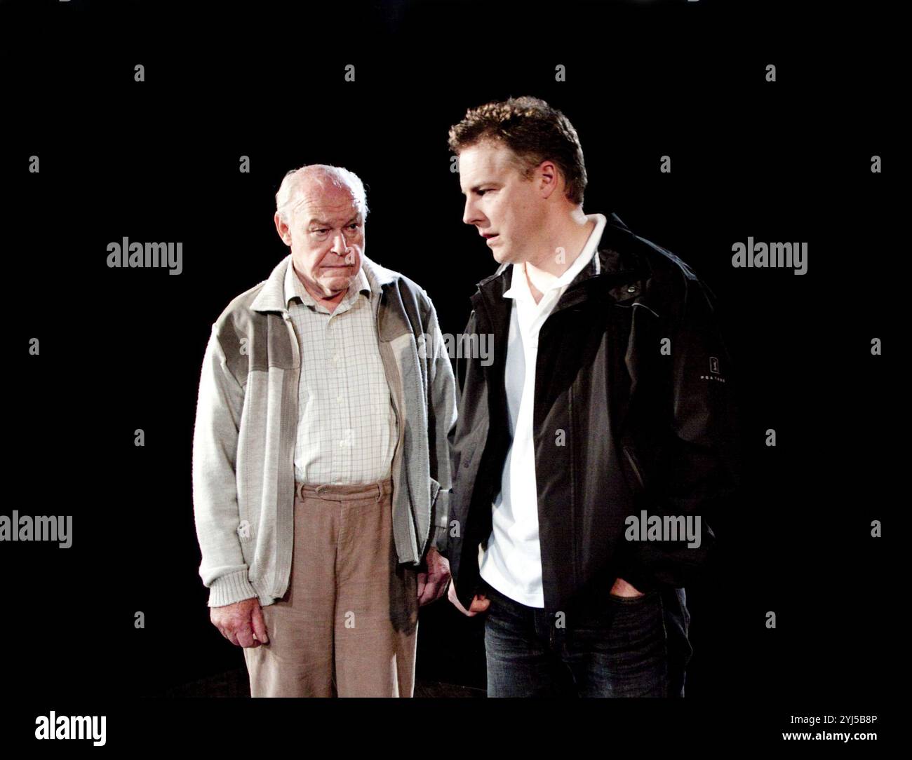 de gauche à droite : Timothy West (Salter), Samuel West (Bernard) dans Un NUMÉRO DE Caryl Churchill à la Menier Chocolate Factory, Londres SE1 04/10/2010 design : Paul Wills éclairage : Oliver Fenwick réalisateur : Jonathan MunbyA NUMÉRO DE Caryl Churchill design : Paul Wills éclairage : Oliver Fenwick réalisateur : Jonathan Munby Banque D'Images