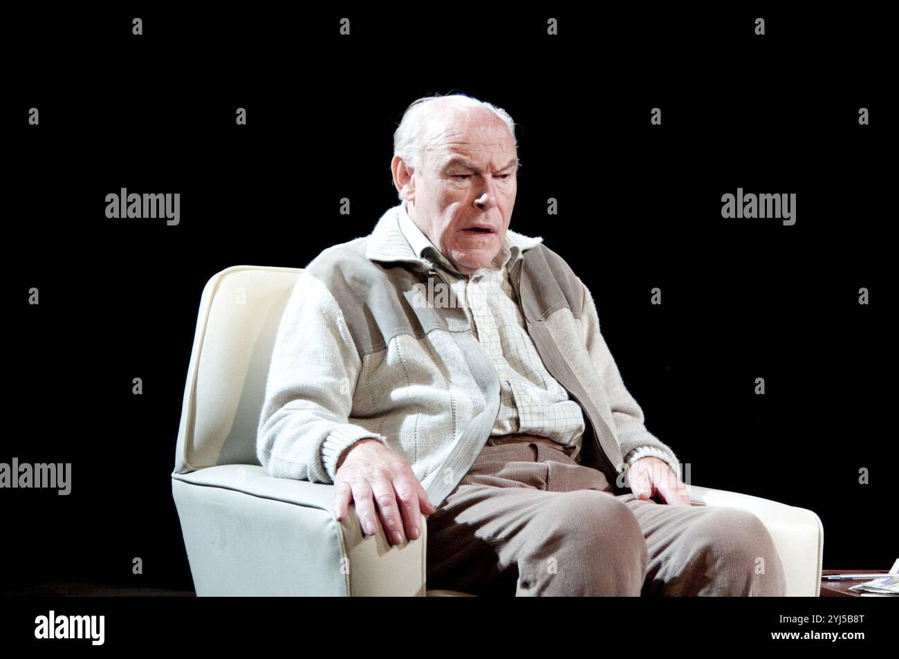 Timothy West (Salter) dans Un NUMÉRO de Caryl Churchill à la chocolaterie Menier, Londres SE1 04/10/2010 design : Paul Wills éclairage : Oliver Fenwick réalisateur : Jonathan Munby Banque D'Images