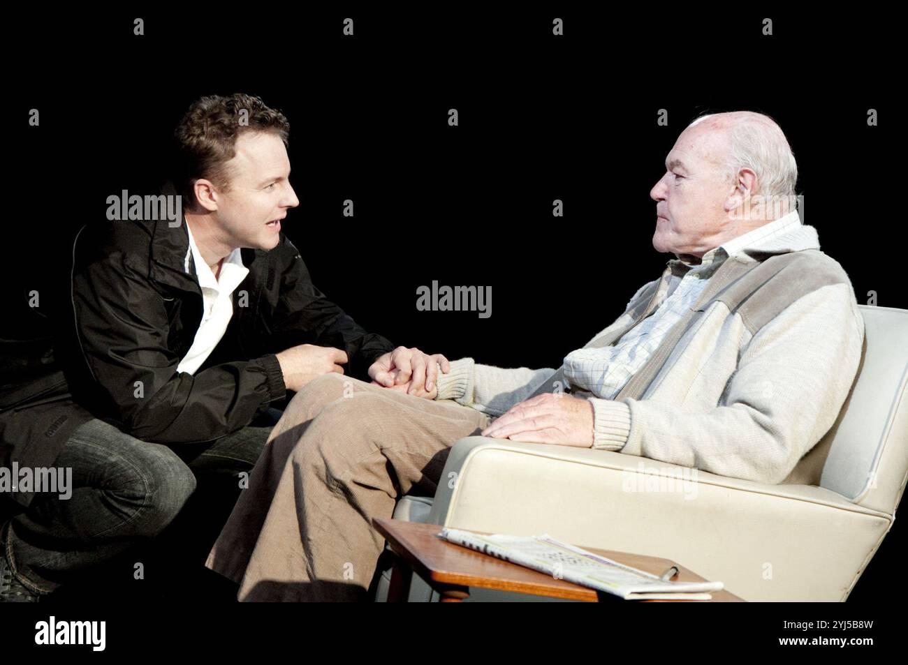 de gauche à droite : Samuel West (Bernard), Timothy West (Salter) dans Un NUMÉRO DE Caryl Churchill à la chocolaterie Menier, Londres SE1 04/10/2010 design : Paul Wills éclairage : Oliver Fenwick réalisateur : Jonathan Munby Banque D'Images