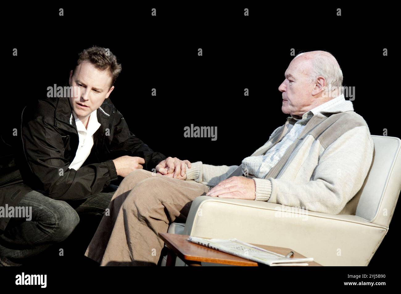 de gauche à droite : Samuel West (Bernard), Timothy West (Salter) dans Un NUMÉRO DE Caryl Churchill à la chocolaterie Menier, Londres SE1 04/10/2010 design : Paul Wills éclairage : Oliver Fenwick réalisateur : Jonathan Munby Banque D'Images