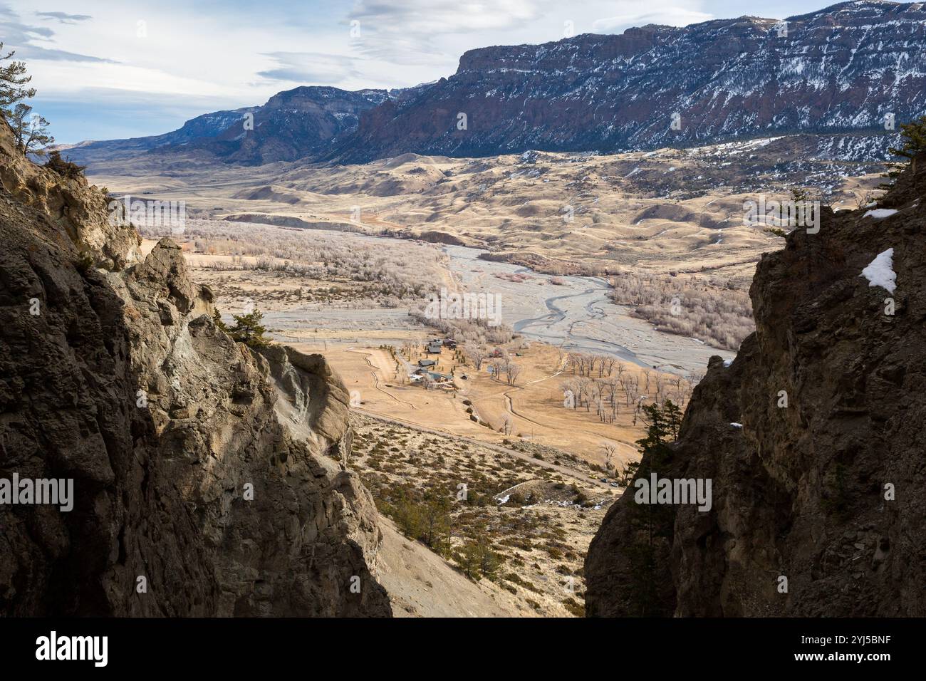La fourche sud de la rivière Shoshone serpente à travers son canyon titulaire dans les montagnes Absaroka. Forêt nationale de Shoshone, Wyoming Banque D'Images