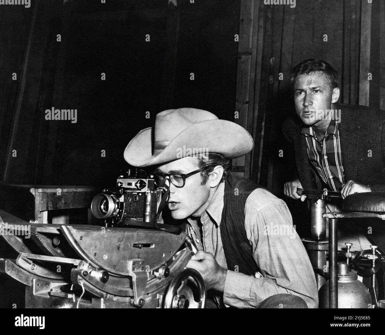 James Dean, Nick Adams, 'Giant' (1955). Crédit photo : Warner Bros. (référence du dossier# 34580-741THA) Banque D'Images