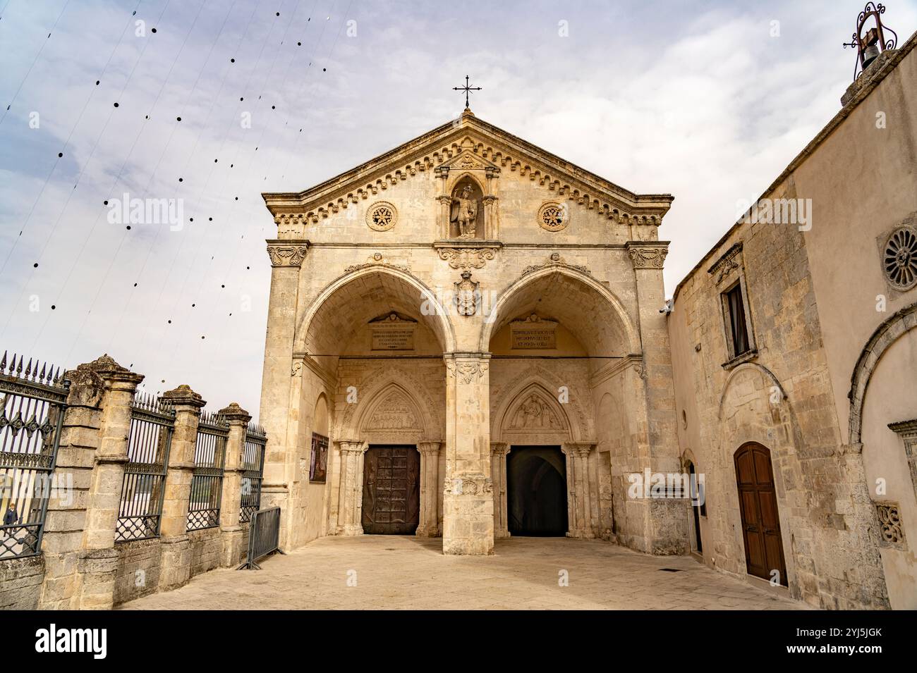 Die Römisch-katholische Wallfahrtskirche San Michele Arcangelo, UNESCO Welterbe in Monte Sant’Angelo, Gargano, Apulien, Italien, Europa | le pèlerin Banque D'Images