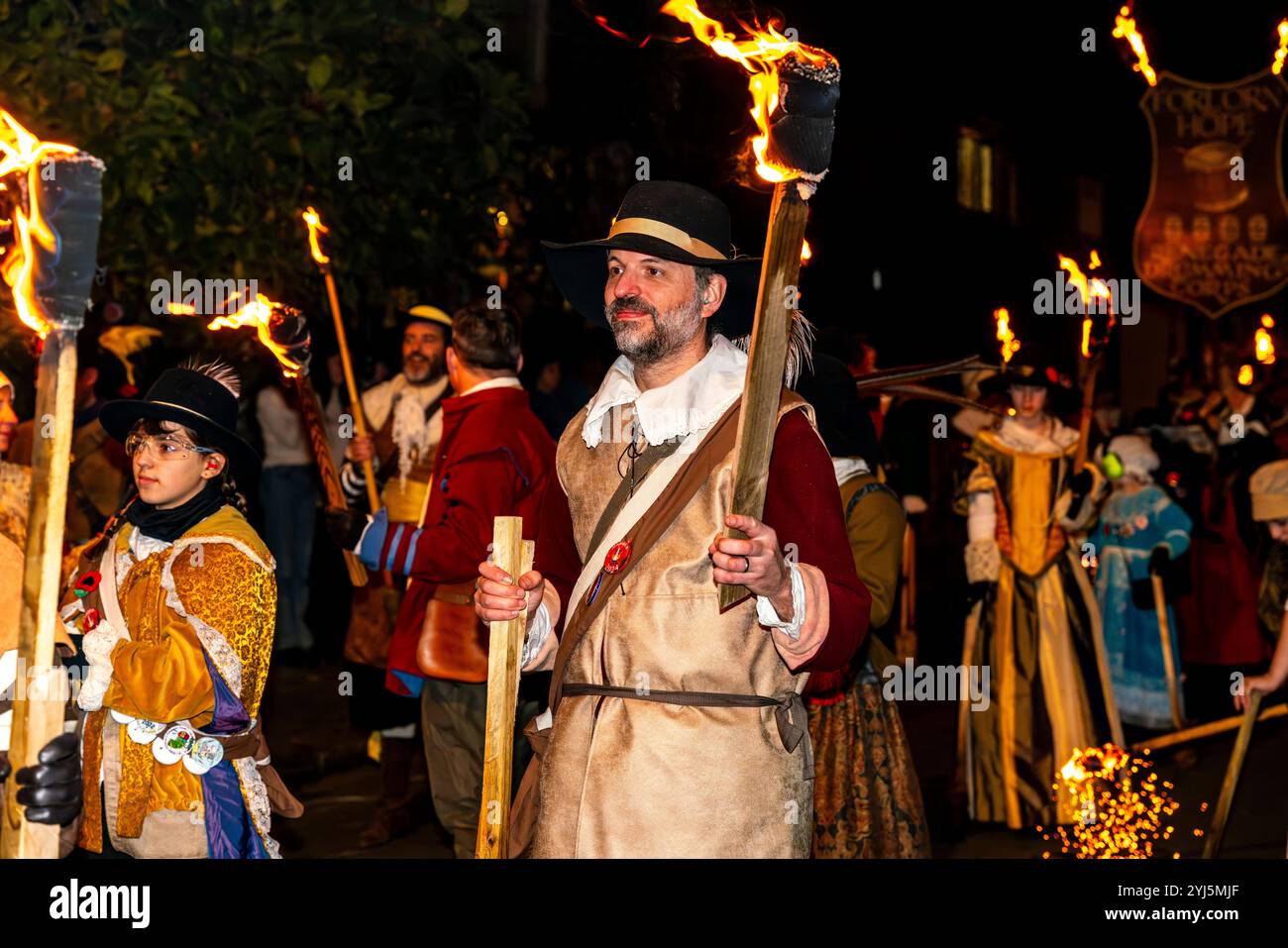 Les membres de la South Street Bonfire Society prennent part à Une procession aux flambeaux à travers la ville lors des célébrations annuelles Bonfire Night, Lewes, Royaume-Uni. Banque D'Images