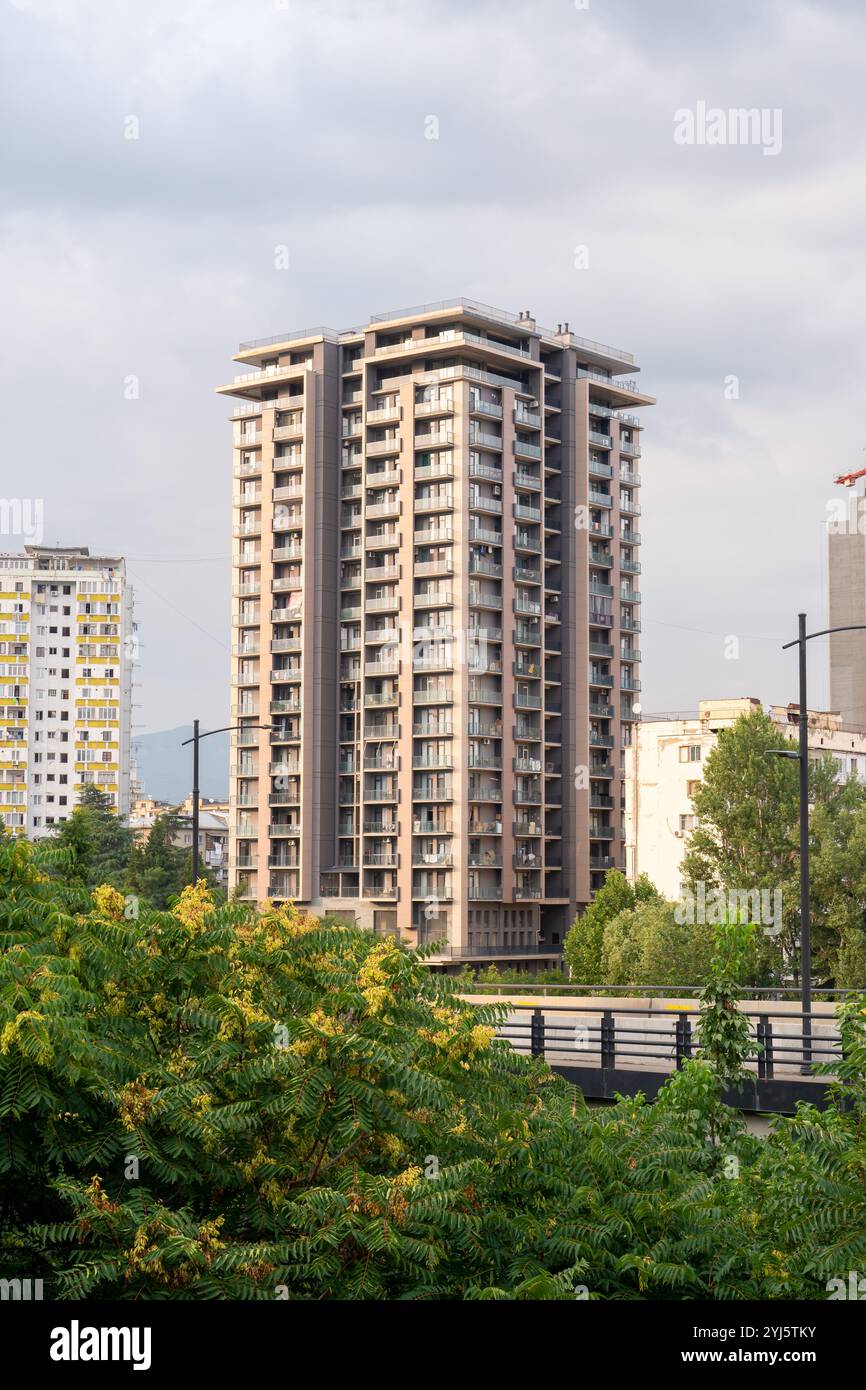 Nouveaux immeubles résidentiels de plusieurs étages à Tbilissi. Architecture Banque D'Images