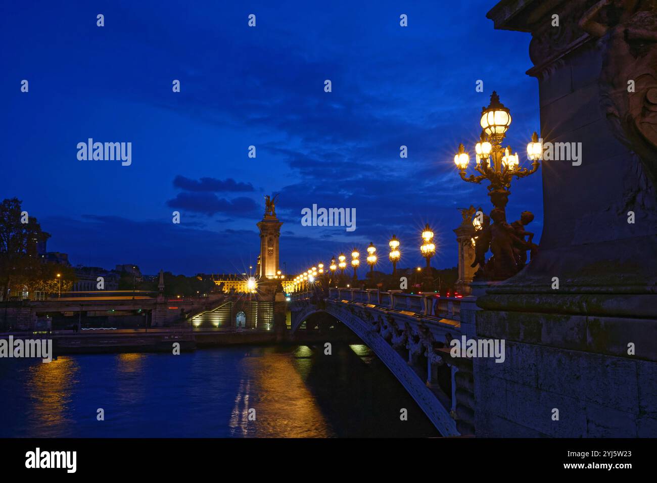 Le pont Alexandre III est un pont en arc pont qui enjambe la Seine à Paris. Il est largement considéré comme le plus fleuri, pont extravagants dans la ville Banque D'Images