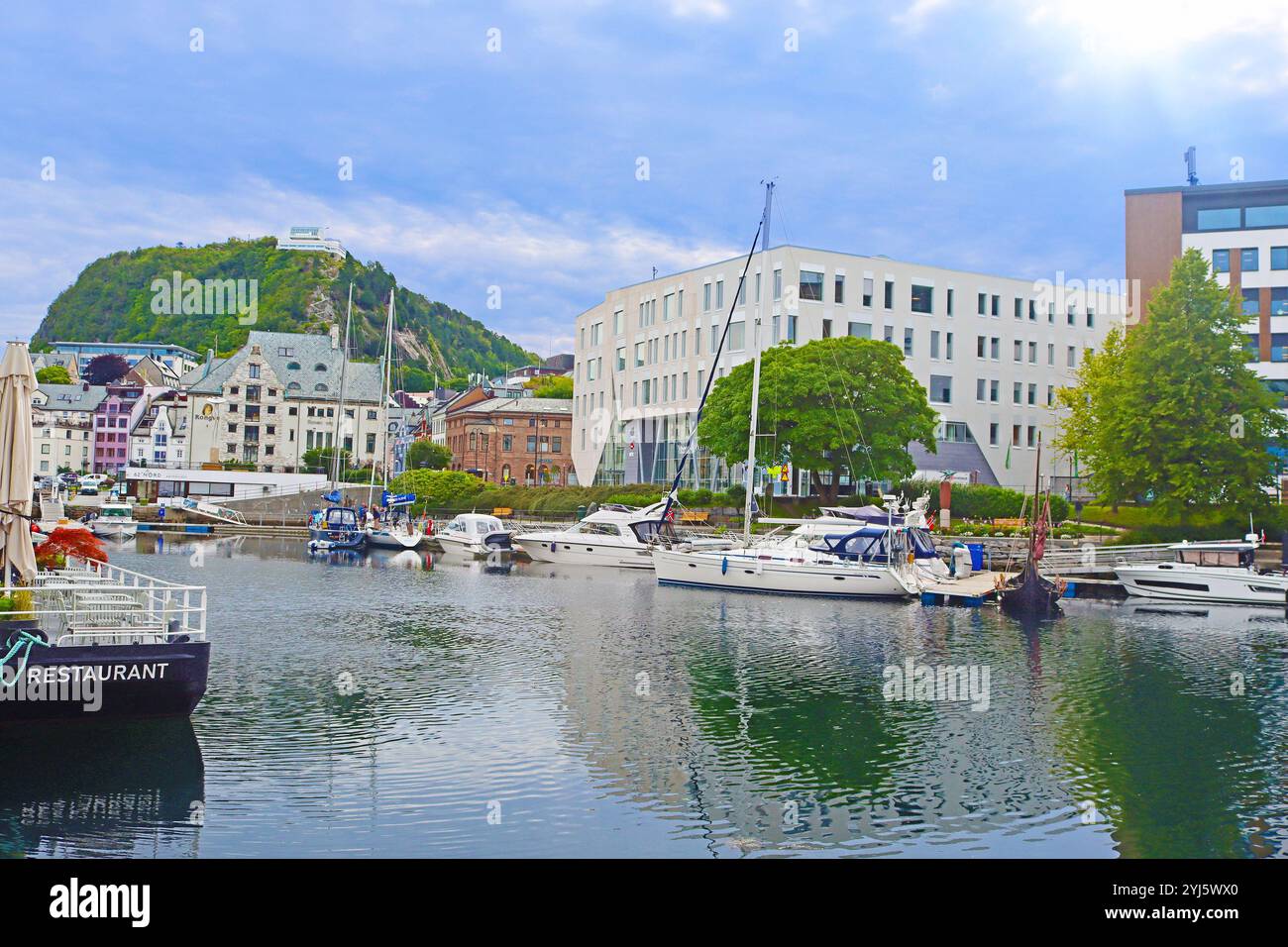 Alesund, Norvège - 02 août 2024 : Alesund un jour d'été. Vue sur le port d'architecture Art Nouveau coloré Banque D'Images Alesund, Norvège - 02 août 2024 : Alesund un jour d'été. Vue sur le port d'architecture Art Nouveau coloré Banque D'Images
