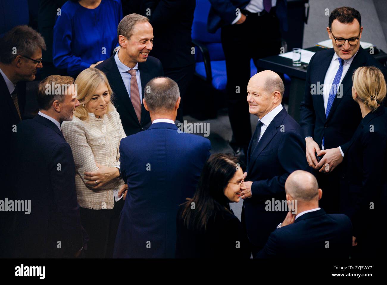 Bundeskanzler Olaf Scholz, SPD, im Gespräch mit Friedrich Merz, CDU-Parteivorsitzender und Christian Lindner, FDP-Parteivorsitzender, aufgenommen im Rahmen einer Regierungsbefragung im Deutschen Bundestag in Berlin, 13.11.2024. Berlin Deutschland *** le chancelier fédéral Olaf Scholz, SPD , en conversation avec Friedrich Merz, président du parti CDU et Christian Lindner, président du parti FDP, enregistré lors d'une enquête gouvernementale au Bundestag allemand à Berlin, 13 11 2024 Berlin Allemagne Copyright : xFelixxZahnx Banque D'Images