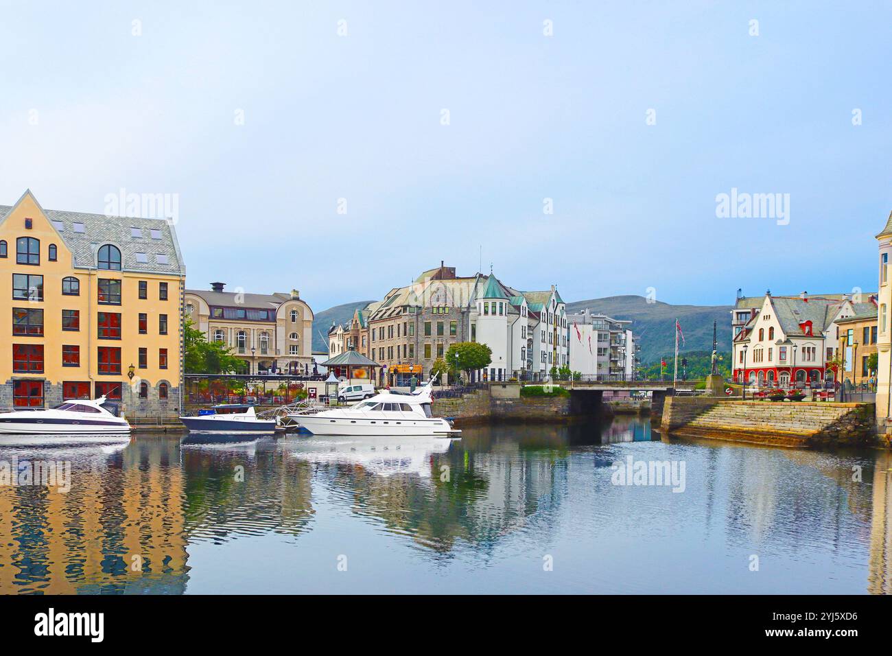 Ville d'Alesund un jour d'été, Norvège. Vue sur le port d'architecture Art Nouveau coloré Banque D'Images Ville d'Alesund un jour d'été, Norvège. Vue sur le port d'architecture Art Nouveau coloré Banque D'Images