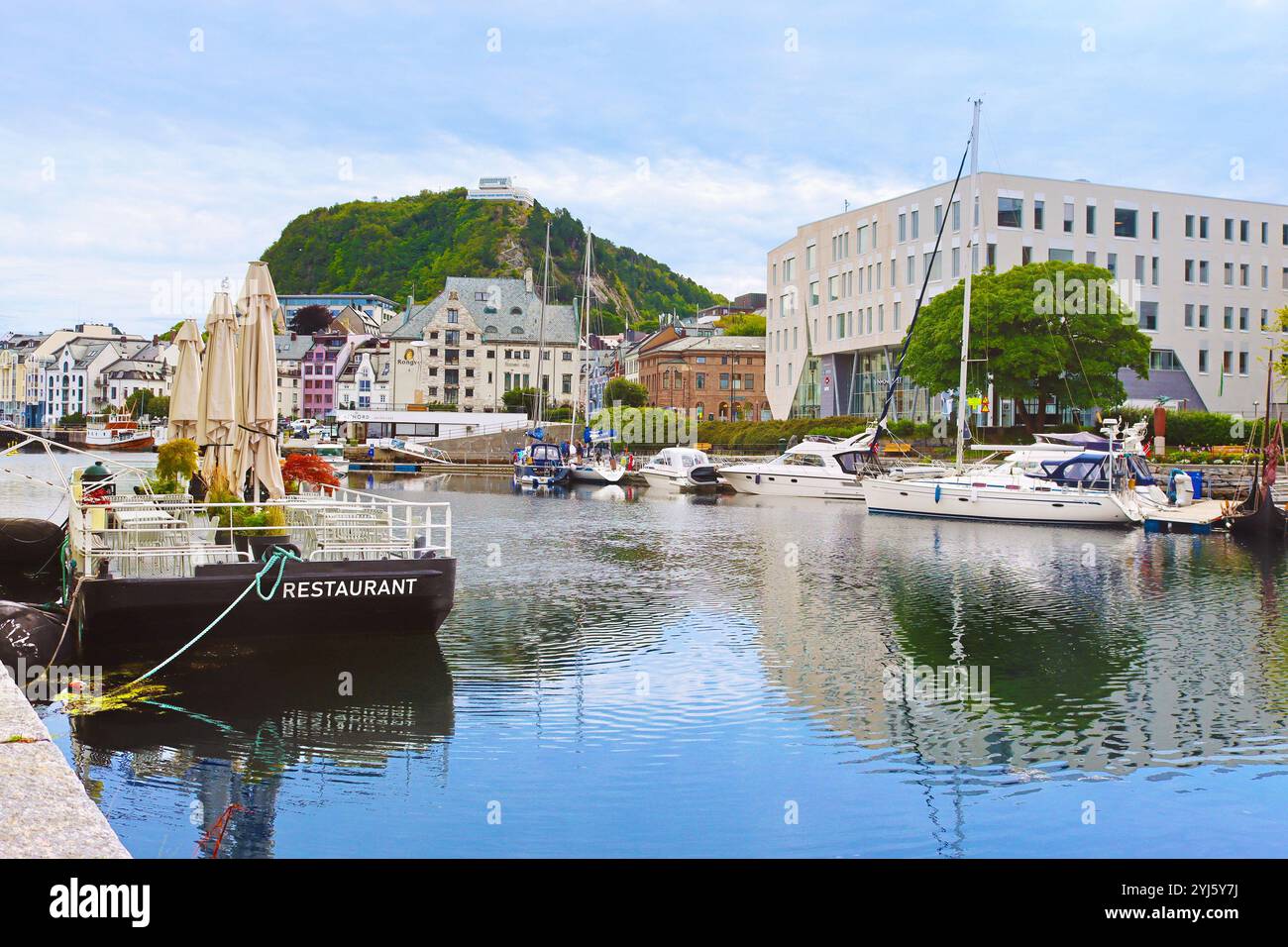 Alesund, Norvège - 02 août 2024 : Alesund un jour d'été. Vue sur le port d'architecture Art Nouveau coloré Banque D'Images Alesund, Norvège - 02 août 2024 : Alesund un jour d'été. Vue sur le port d'architecture Art Nouveau coloré Banque D'Images