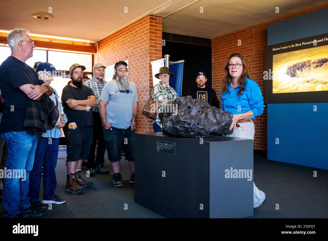 Guide touristique féminin parlant aux visiteurs ; Meteor Crater & Barringer Space Museum ; Winslow ; Arizona : États-Unis Banque D'Images