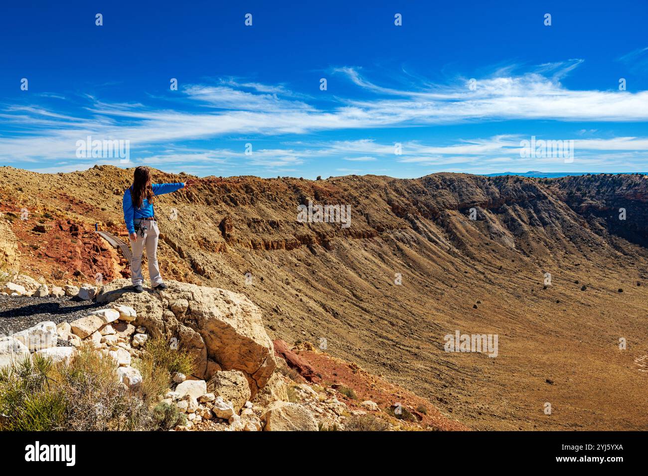 Guide de visite féminin décrit Meteor Crater & Barringer Space Museum ; Winslow ; Arizona ; États-Unis Banque D'Images
