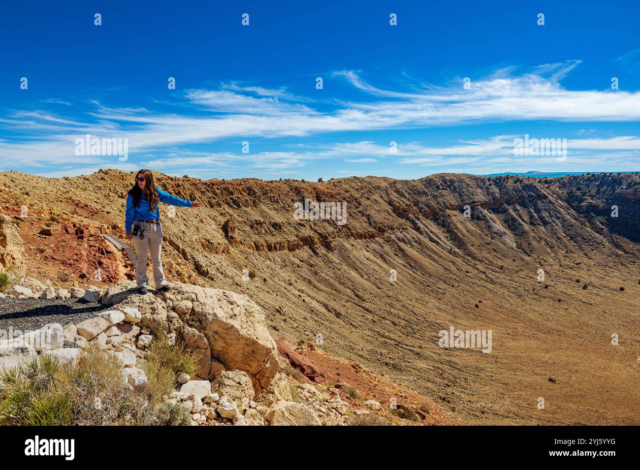 Guide de visite féminin décrit Meteor Crater & Barringer Space Museum ; Winslow ; Arizona ; États-Unis Banque D'Images