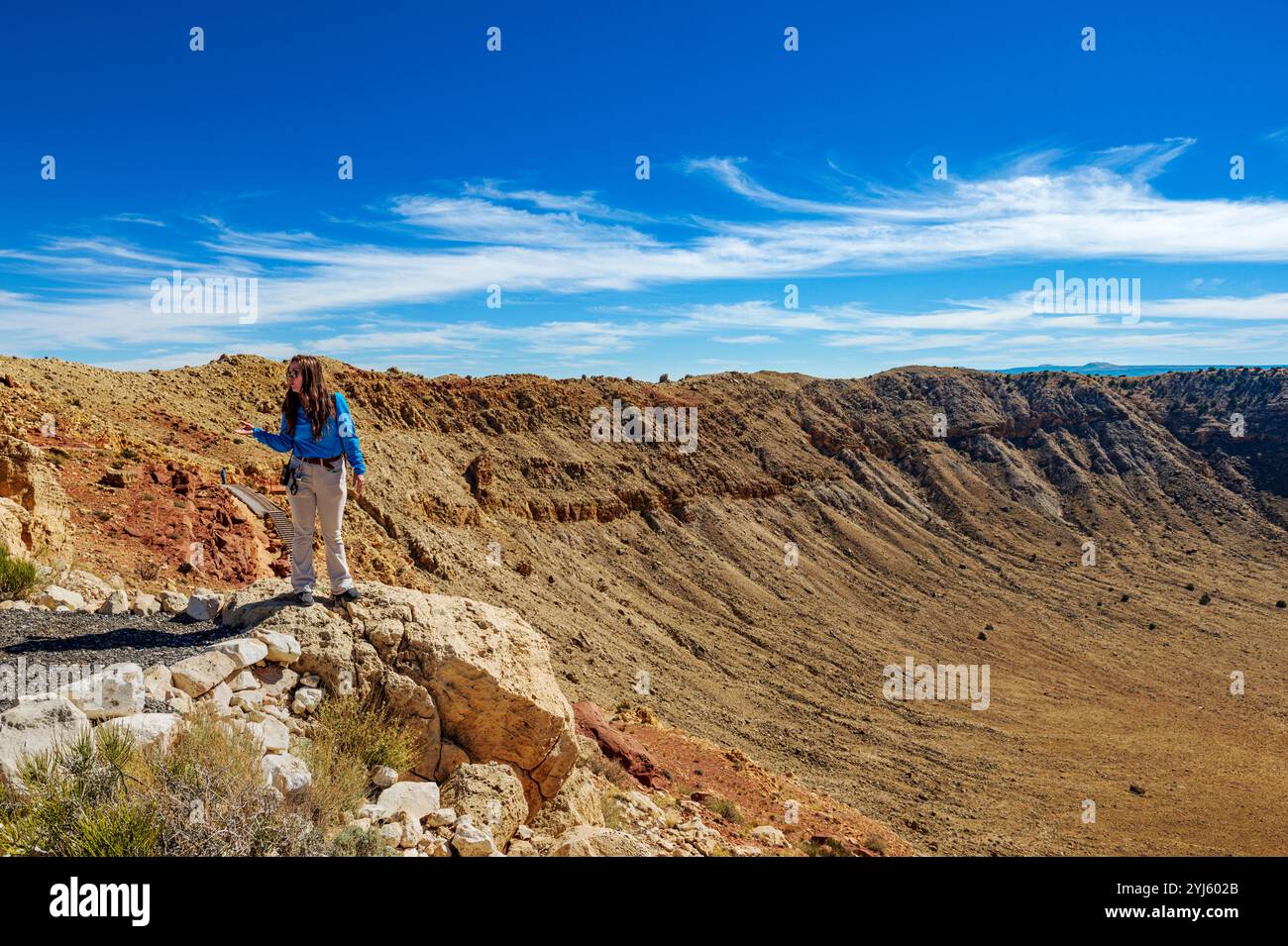 Guide de visite féminin décrit Meteor Crater & Barringer Space Museum ; Winslow ; Arizona ; États-Unis Banque D'Images