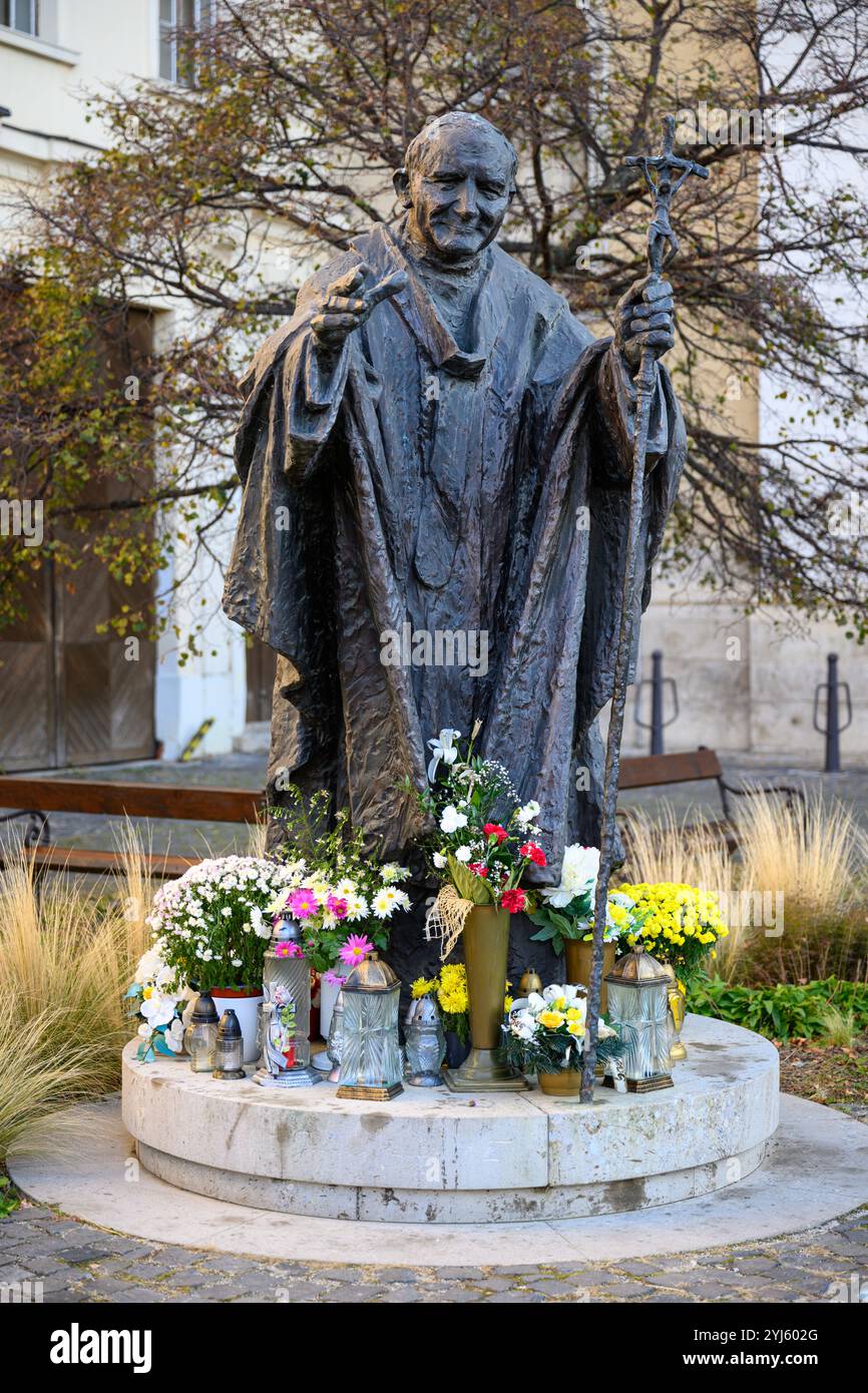 Saint Jean-Paul Ier la statue est située en face de la cathédrale Saint-Jean-Baptiste à Trnava, Slovaquie. Banque D'Images Saint Jean-Paul Ier la statue est située en face de la cathédrale Saint-Jean-Baptiste à Trnava, Slovaquie. Banque D'Images
