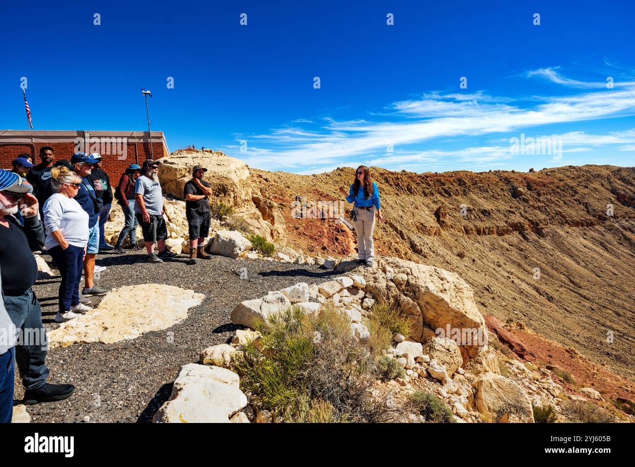 Guide touristique féminin décrit Meteor Crater & Barringer Space Museum aux visiteurs ; Winslow ; Arizona ; États-Unis Banque D'Images