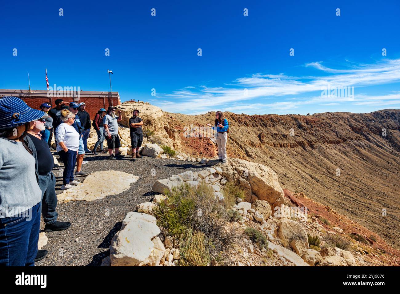 Guide touristique féminin décrit Meteor Crater & Barringer Space Museum aux visiteurs ; Winslow ; Arizona ; États-Unis Banque D'Images
