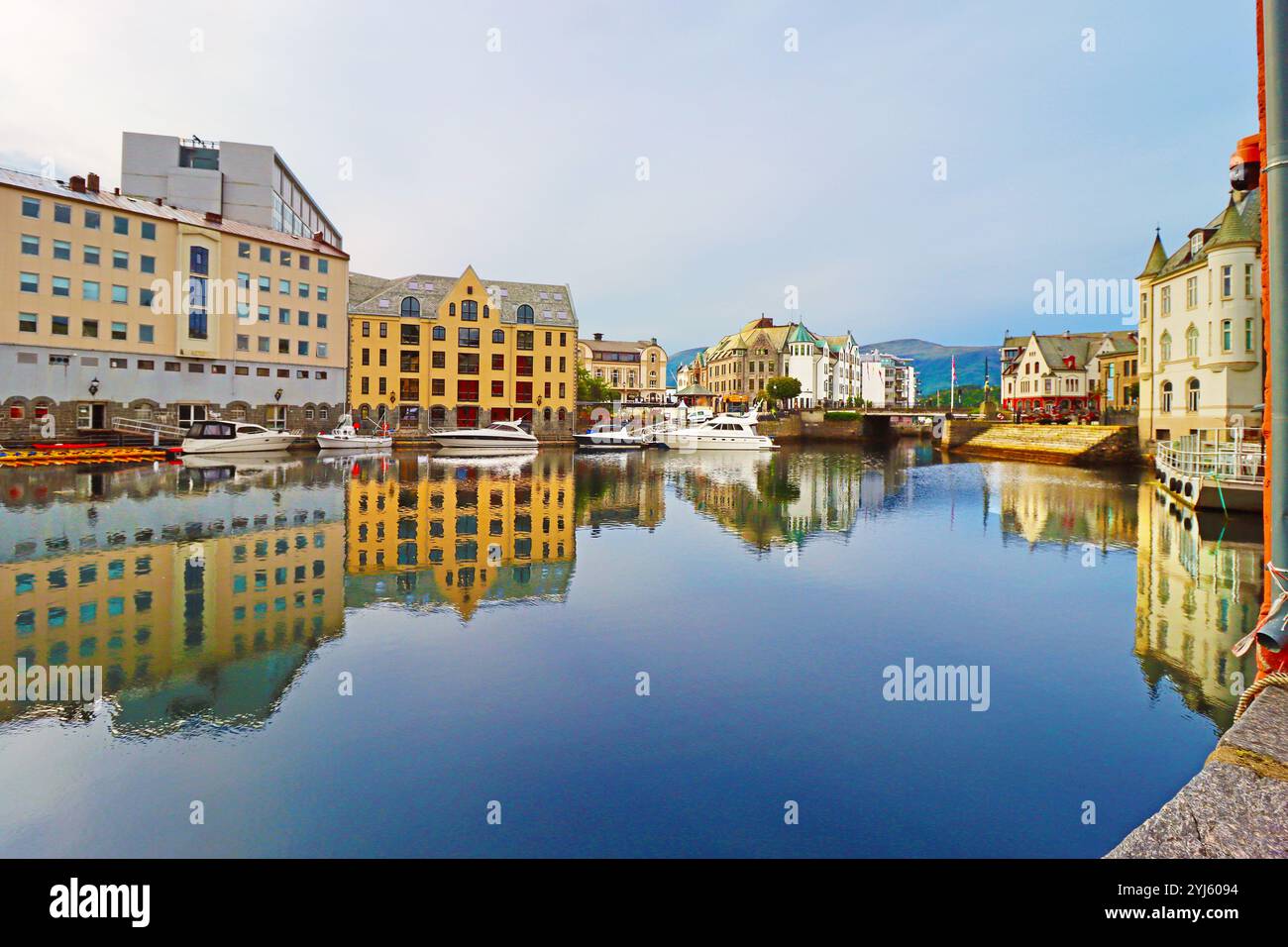 Ville d'Alesund un jour d'été, Norvège. Vue sur le port d'architecture Art Nouveau coloré Banque D'Images Ville d'Alesund un jour d'été, Norvège. Vue sur le port d'architecture Art Nouveau coloré Banque D'Images