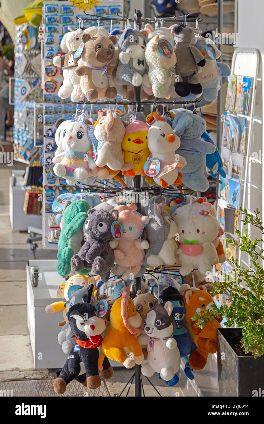 Thessalonique, Grèce - 22 octobre 2023 : animaux mignons personnages de dessins animés Pet Puppy jouets en peluche au rack devant la boutique de cadeaux et de souvenirs. Banque D'Images