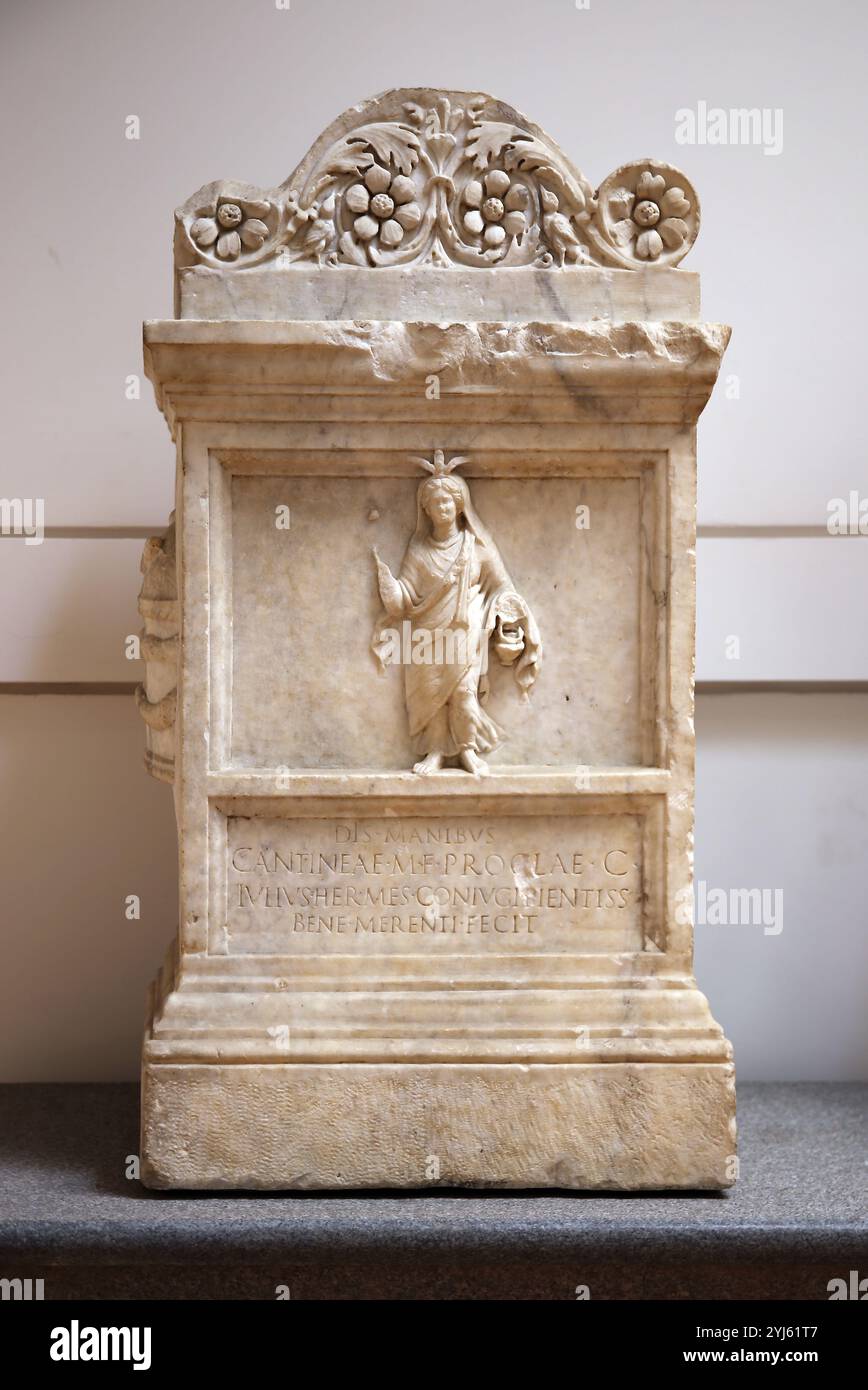 Un prêtre d'Isis. Autel funéraire réalisé par Iulius Hermes. Attributs : basiléion, et situla dans sa main gauche. Rome. Via Ostiense. Ier siècle après JC. Banque D'Images