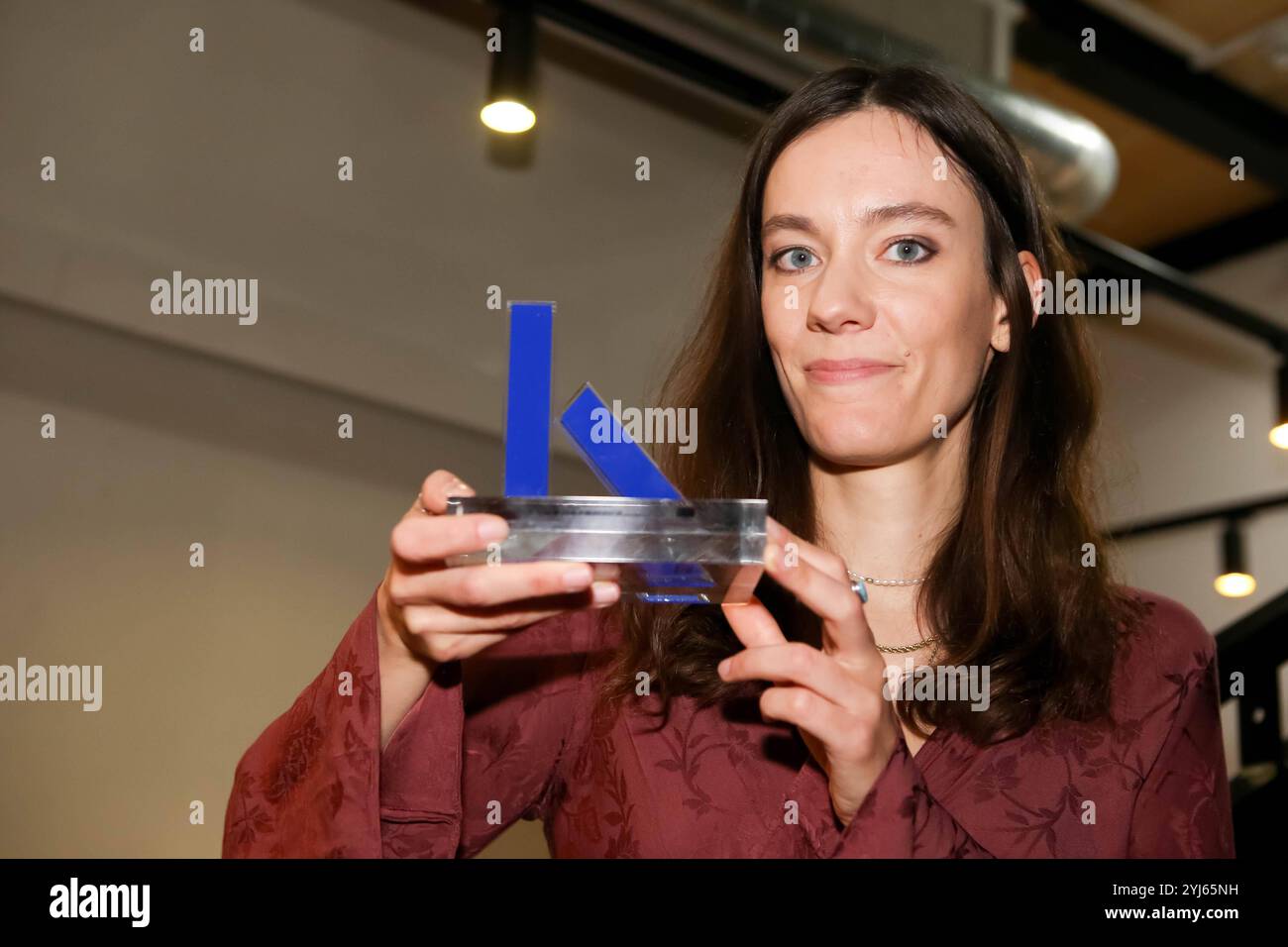 12.11.2024, Globe Wien, Österreichischer Kabarettpreis 2024, Verleihungs-Gala im Bild : Irina/Toxische pommes, -mit d Award, Österreichischer Kabarettpreis 2024 *** 12 11 2024, Globe Vienna, Austrian Cabaret Prize 2024, Award Gala in the Picture Irina Toxische pommes, with d Award, Austrian Cabaret Prize 2024 Banque D'Images