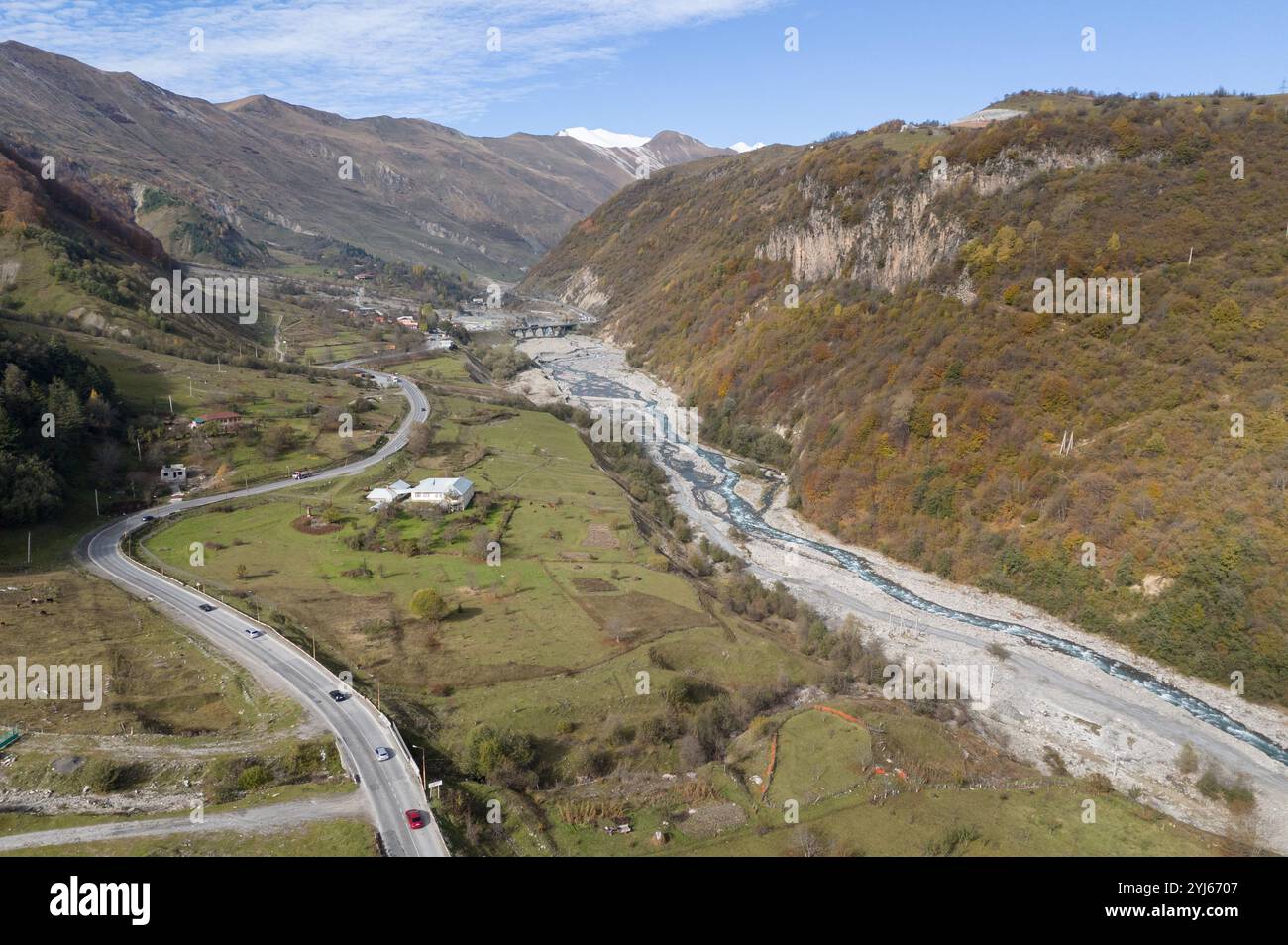 Kvesheti, Géorgie. 24 octobre 2024. Voitures sur la route de l'armée géorgienne. Crédit : Sebastian Kahnert/dpa/Alamy Live News Banque D'Images