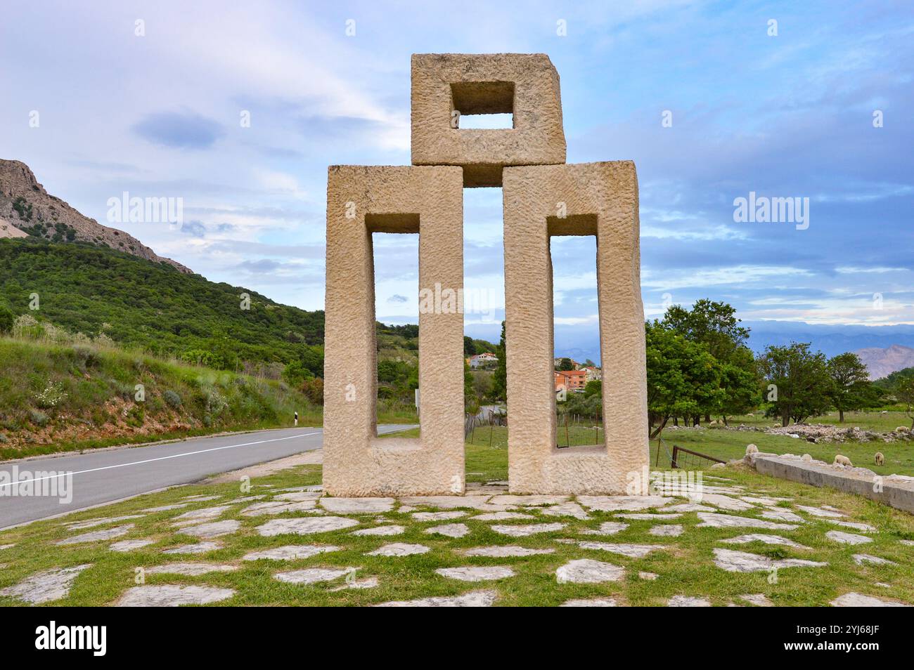 Sculpture en pierre représentant la lettre L. partie de Glagolitic Alphabet Trail Baska. L'écriture glagolitique est le plus ancien alphabet slave connu du IXe siècle Banque D'Images