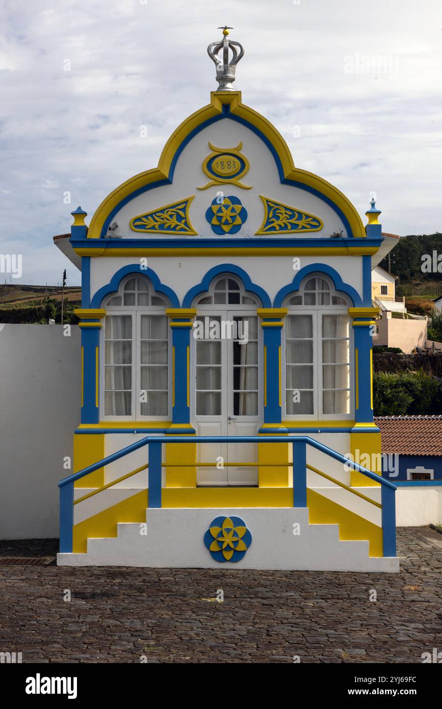 Les Impérios de l'île de Terceira, aux Açores, sont de petites chapelles peintes colorées, dispersées dans toute l'île, chacune dédiée à l'esprit Saint. Banque D'Images