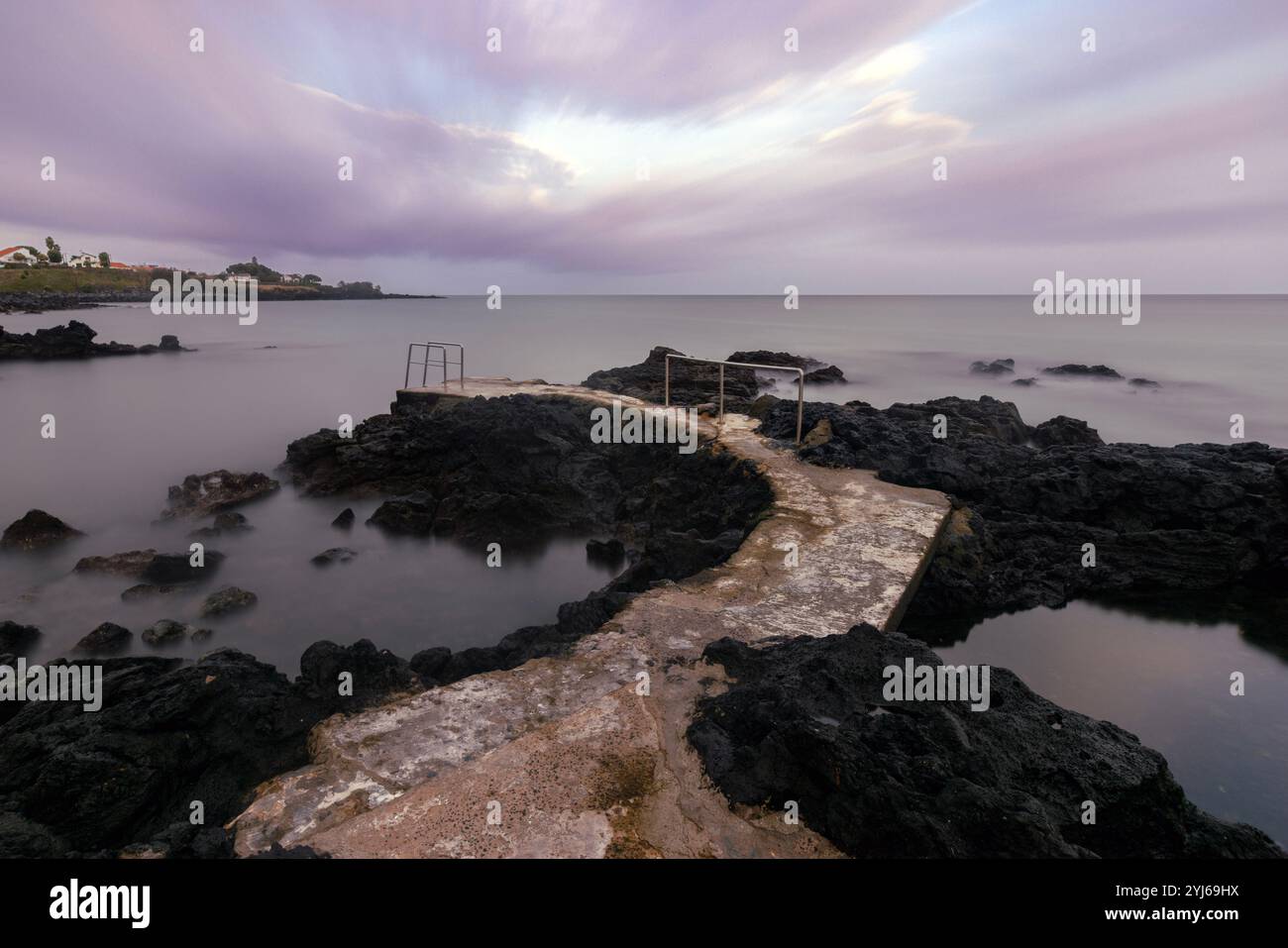 La petite jetée dans le port de Guilherme, Terceira, Açores, malgré sa taille, est très populaire auprès des baigneurs dans les mois d'été. Banque D'Images