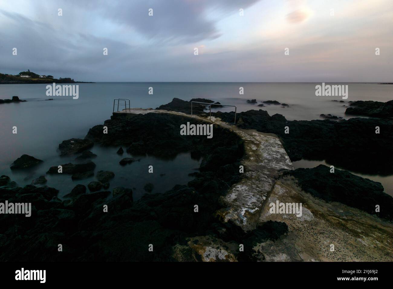 La petite jetée dans le port de Guilherme, Terceira, Açores, malgré sa taille, est très populaire auprès des baigneurs dans les mois d'été. Banque D'Images