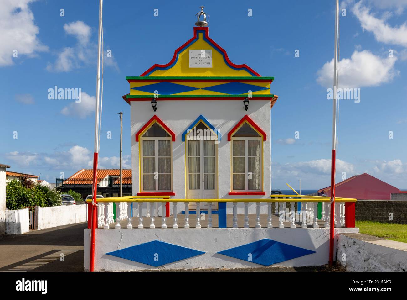 Les Impérios de l'île de Terceira, aux Açores, sont de petites chapelles peintes colorées, dispersées dans toute l'île, chacune dédiée à l'esprit Saint. Banque D'Images