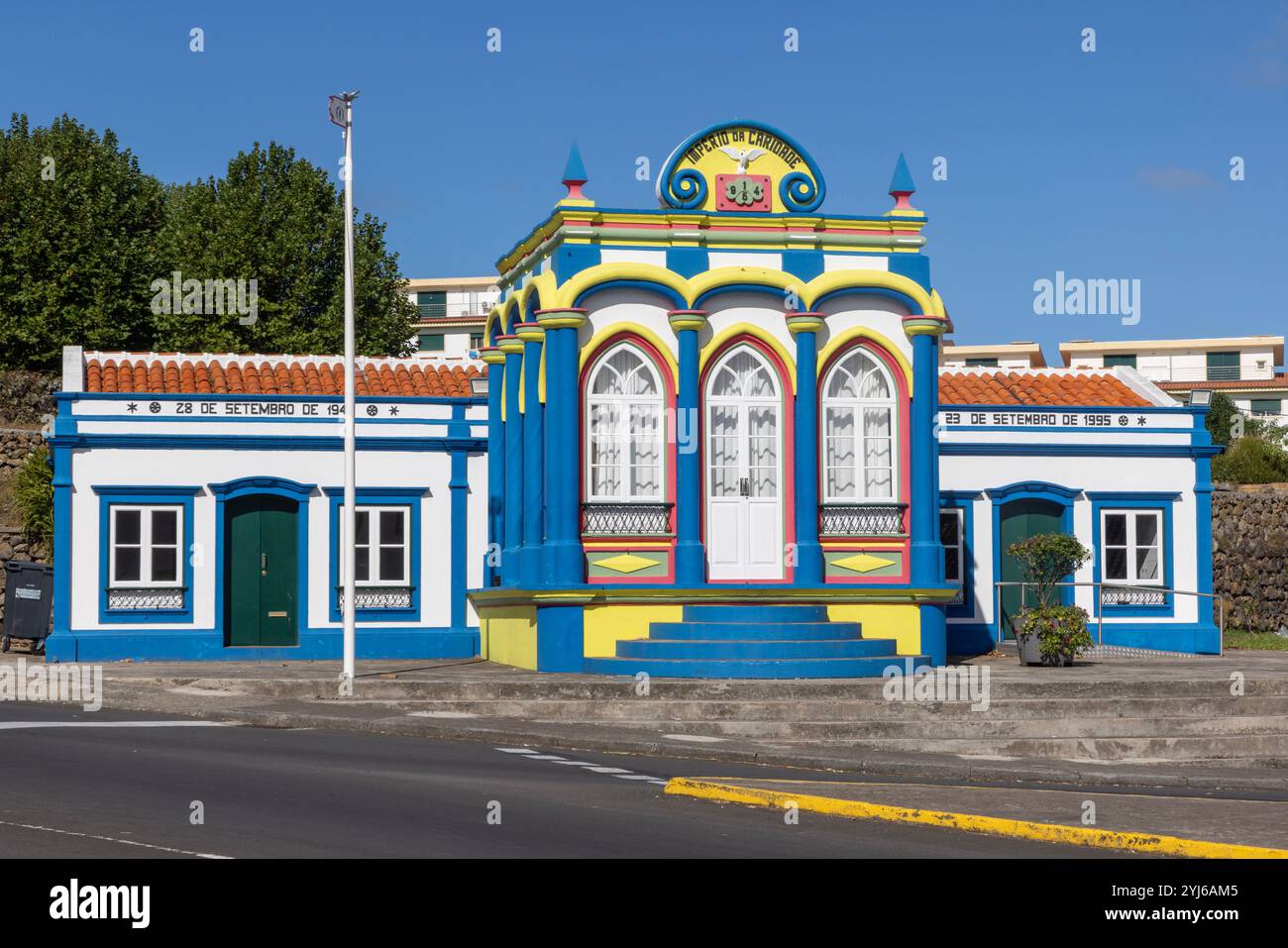 Les Impérios de l'île de Terceira, aux Açores, sont de petites chapelles peintes colorées, dispersées dans toute l'île, chacune dédiée à l'esprit Saint. Banque D'Images