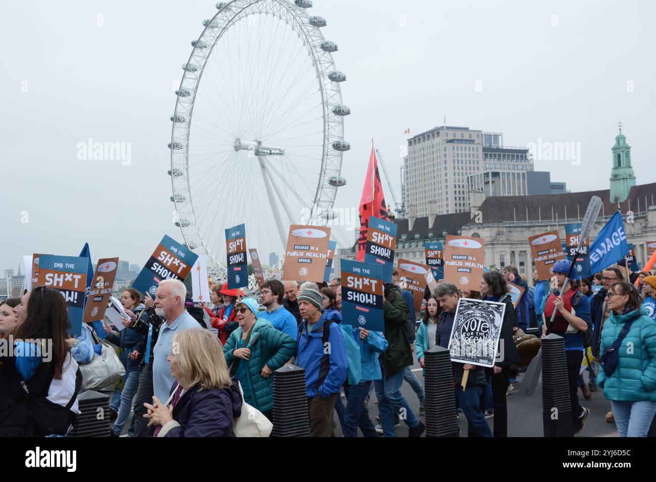 La marche pour l'eau potable dans le centre de Londres le dimanche 3 novembre 2024 Banque D'Images