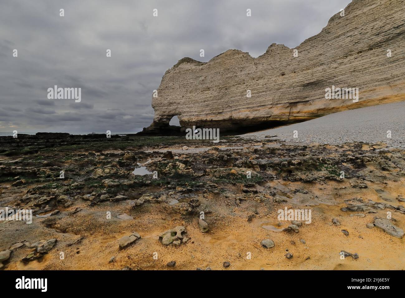 014 arche porte d'amont sur la falaise de craie blanche falaise d'amont, vue de l'extrémité nord-est de la plage locale de rochers et de galets. Etretat-France Banque D'Images