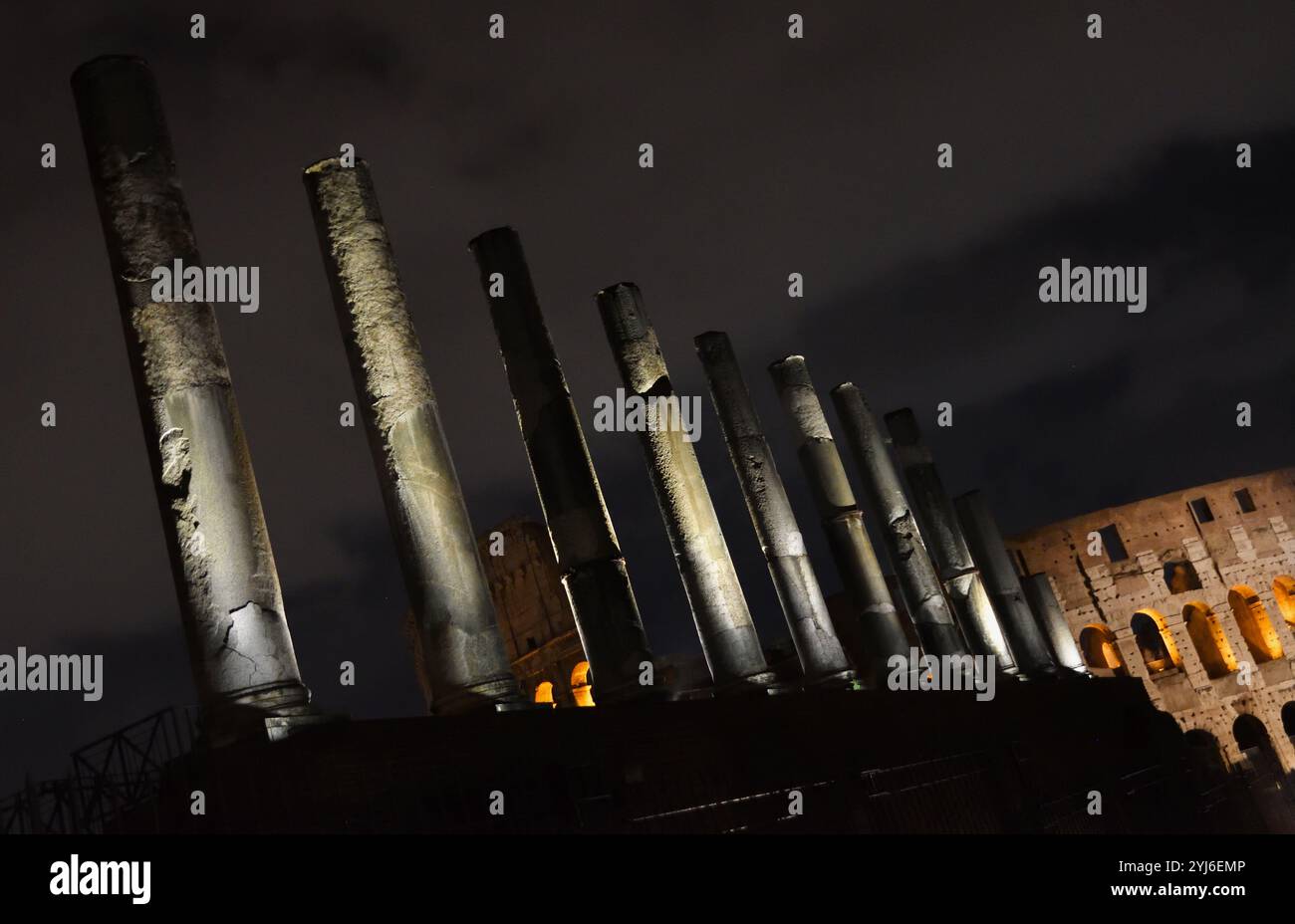 Forum Romanum et Coloseum la nuit Banque D'Images