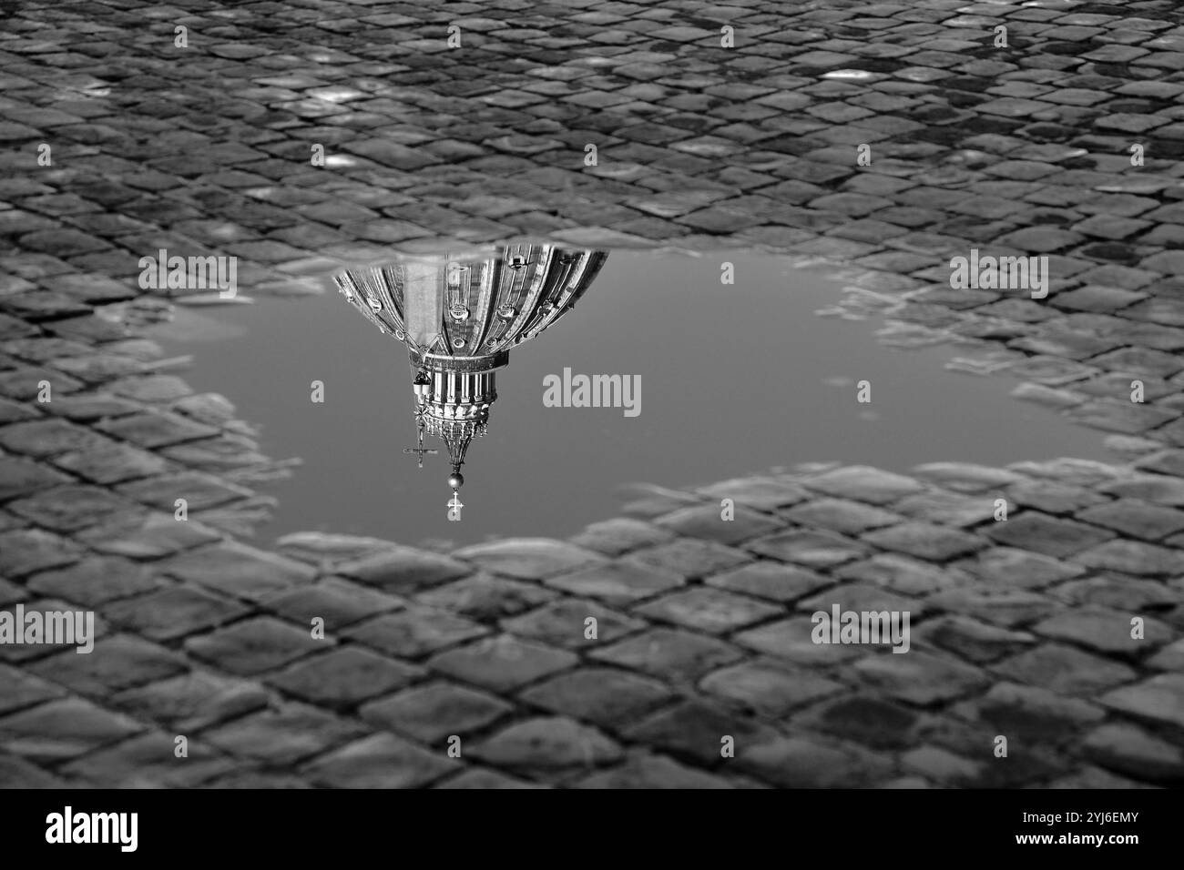 Prog Petersdome reflétant dans la piscine après la pluie Banque D'Images